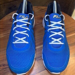 Fila like new sneakers.  Inv 5009A